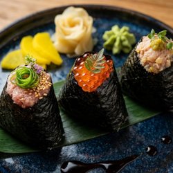 Akasaka Restaurant - Quick, delicious ,and easy on your wallet.
Lunch special,
Onigiri + complimentary
Miso soup
#onigiri
#LunchSpecial
