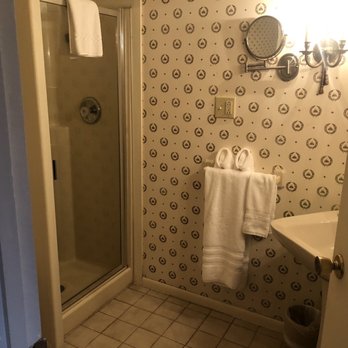 Tara - A Country Inn - Bathroom - Hotels Near Me - Clark, Pennsylvania