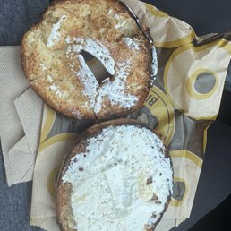 Couldn't be bothered to put cream cheese on both sides. No excuse for this.