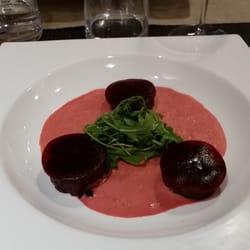 L'Escapade - Dessert à tomber par terre : Raviole de betterave en compotée de fruits rouges, émulsion passion griotte et roquette sucrée.