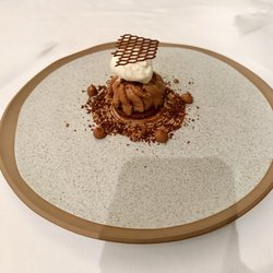 Château des Fines Roches - Le Chocolat noir Li Chu destructuré aux notes de romarin, tuile croquante à la fleur de sel de Camargue et glace Badiane