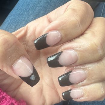 Elite Nail Boutique - Horrible service been turn from a technician to another once they saw more customers they just want to get rid of me - Nail Salons Near Me - Riverside, California