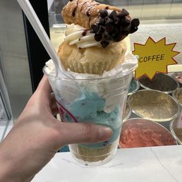 Cannoli cupcake with birthday cake ice cream Cannoli cupcake with birthday cake ice cream
