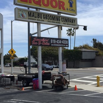 Smokin Bar-B-Quties - ows a liquor sign - Barbeque Near Me