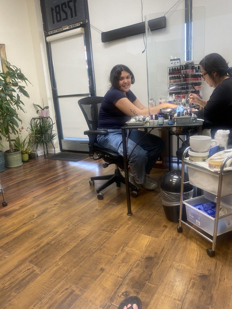 Los Encinos Nail Salon