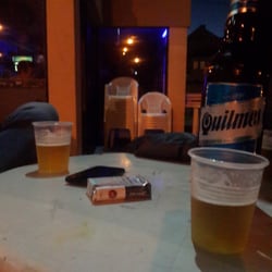 Saint - Mesa de afuera, tomando cerveza