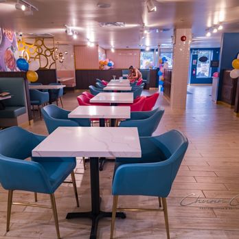 D Spot - Seating area - Desserts Near Me - St. Catharines, Ontario