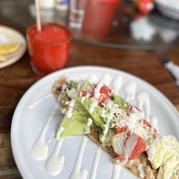 Huarache de mariscos con margarita de fresa