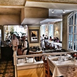 Hemmingway's Bistro - Dining room