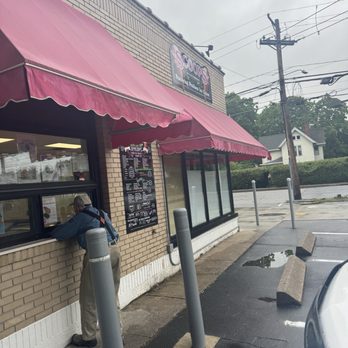 Scoops - Outside of the store - Ice Cream & Frozen Yogurt Near Me - Essex, Connecticut Scoops - Outside of the store - Ice Cream & Frozen Yogurt Near Me - Essex, Connecticut