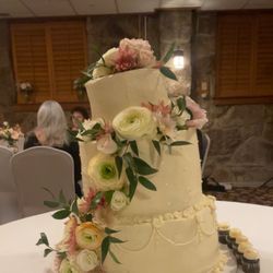 Gigi’s Cupcakes of Christiansburg - Wedding Cake