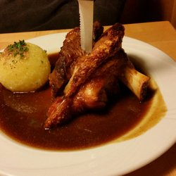 Obermeier - 1/2 Schweinshaxn mit Knödel und Salatteller