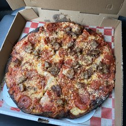 Kindles Pizzeria - Hot Diavolo (really spicy) with sausage