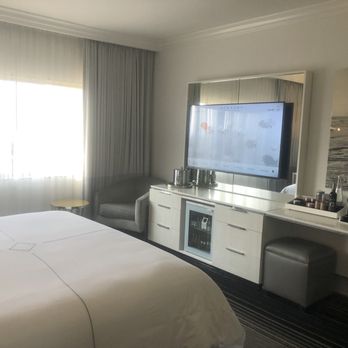 Huntley - view of the room when walking in - Hotels Near Me - Santa Monica, California Huntley - view of the room when walking in - Hotels Near Me - Santa Monica, California