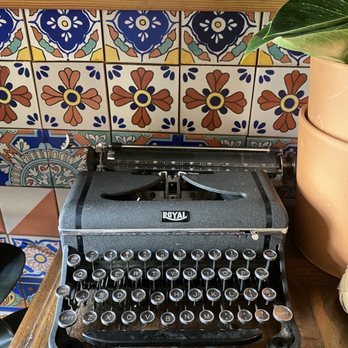 ChadLou's Coffee Roasters - Inside Decor - Coffee & Tea Near Me - Kailua, Hawaii