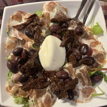Trattoria La Pasta - Insalata Gallipoli   Organic lettuce, arugula, kalamata olives, sundried tomatoes, bondiola meat slices, and burrata cheese. - Italian Near Me - Merida, YUC