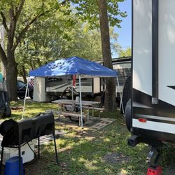 Robin Hill RV Campground - That easy up is our neighbors, we put nothing out!  We barely had room to back up fully!