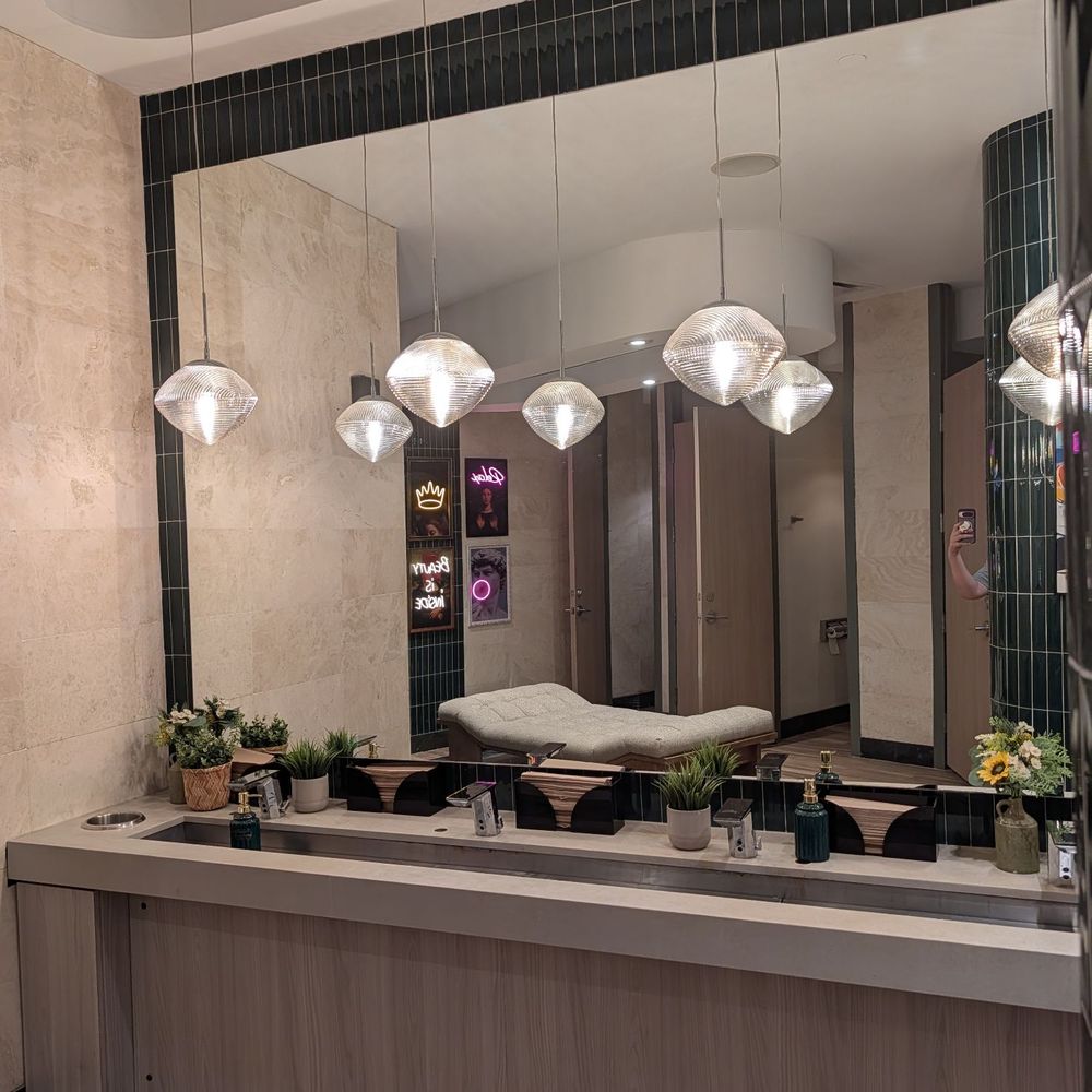 Moxies Dixon Road Restaurant - Sink area - Canadian (New) Near Me - Etobicoke, Ontario
