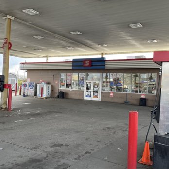 Speedway - a gas station with a gas pump in the foreground - Gas Stations Near Me - Columbus, Ohio Speedway - a gas station with a gas pump in the foreground - Gas Stations Near Me - Columbus, Ohio