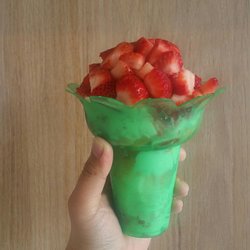 Zero Zone - Strawberry shaved ice fruit cup. Fruits are fresh and the shaved ice is creamy.