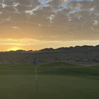 Toana Vista Golf Course - Beautiful sunset hole 16 - Golf Near Me - West Wendover, Nevada Toana Vista Golf Course - Beautiful sunset hole 16 - Golf Near Me - West Wendover, Nevada