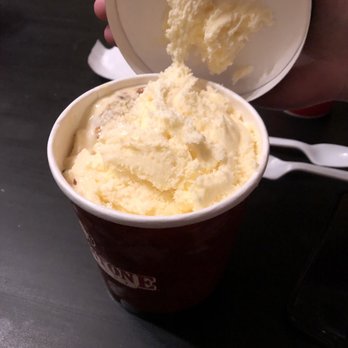 Cold Stone Creamery - "Banana caramel crunch" topped with plain vanilla - Ice Cream & Frozen Yogurt Near Me - Van Nuys, California