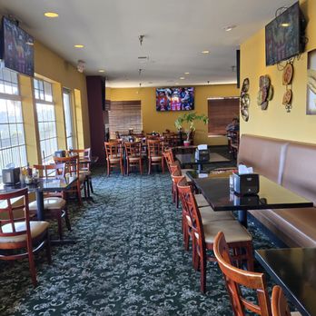 Luigi's Pizza - Dining room - Pizza Near Me - Cambria, California