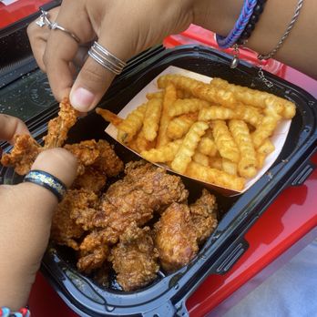Dave's Hot Chicken - Daves Hot Box - Saucy Bites - Chicken Shop Near Me - Vacaville, California Dave's Hot Chicken - Daves Hot Box - Saucy Bites - Chicken Shop Near Me - Vacaville, California