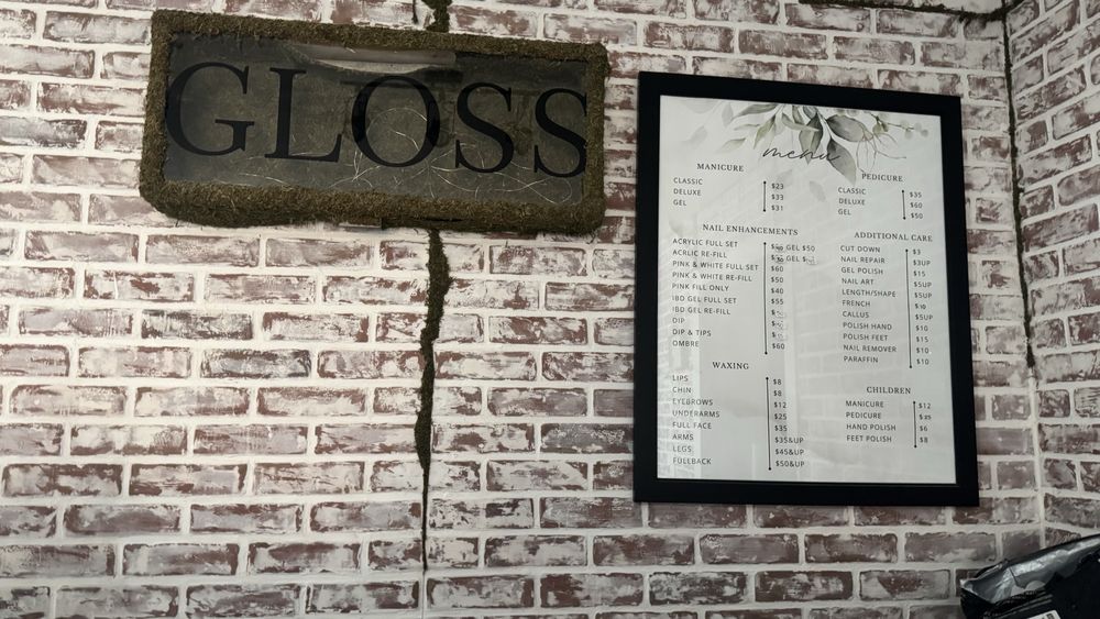 Gloss Nail Salon Logo