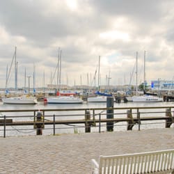 Leuchtturm - Hafen in Warnemünde