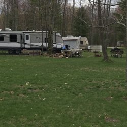 Turtle Lake Campgrounds - Seasonal site at Turtle Lake with junk all over, yapping dogs.