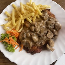 Gaststätte Ratskeller - Hühnerschnitzel = gut schwarz angebraten, garantiert trocken und in Pilzsoße ertrunken.