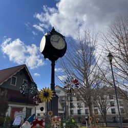 City of Frankenmuth - Shopping plaza