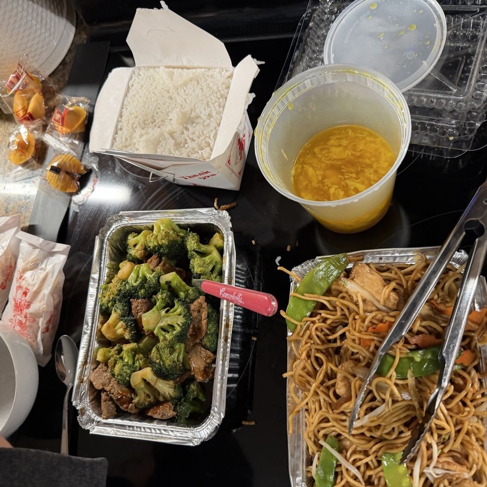 Beef Broccoli, white rice, egg drop Soup, Chicken Lo Mein