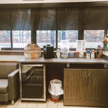 Gate City Collision - Waiting area. Coffee/ drink bar. - Body Shops Near Me - Nashua, New Hampshire