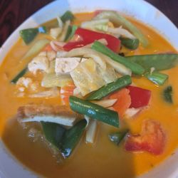 Mone Thai - Red curry with tofu and vegetables and rice