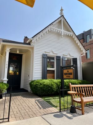 White House Tavern by null