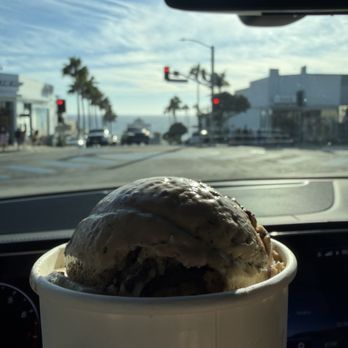 Manhattan Beach Creamery - Coffee and oreo cookie ice cream - Ice Cream & Frozen Yogurt Near Me - Manhattan Beach, California Manhattan Beach Creamery - Coffee and oreo cookie ice cream - Ice Cream & Frozen Yogurt Near Me - Manhattan Beach, California