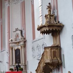St. Irminen - Nebenaltar und Kanzel