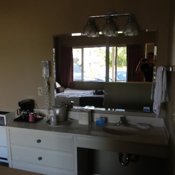 Lovers Point Inn - Bedroom vanity mirror and queen bed room 108 - Hotels Near Me - Pacific Grove, California Lovers Point Inn - Bedroom vanity mirror and queen bed room 108 - Hotels Near Me - Pacific Grove, California