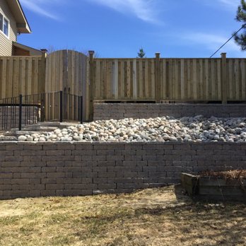Complete Landscaping - a retaining wall and fence - Landscaping Near Me - North Bay, Ontario Complete Landscaping - a retaining wall and fence - Landscaping Near Me - North Bay, Ontario