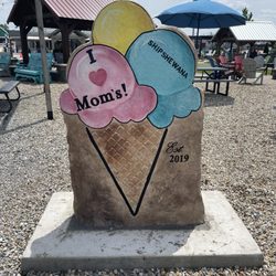 Mom's Ice Cream - Photo spot
