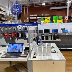 Best Buy Cortlandt - Electronics aisles