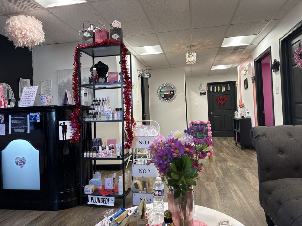 Doll Wax Salon Logo