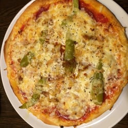 Pizzeria San Marco - Die bestellte 30cm Pizza. Zum Vergleich der Teller mit 29cm. Dreist. Absolut dreist.