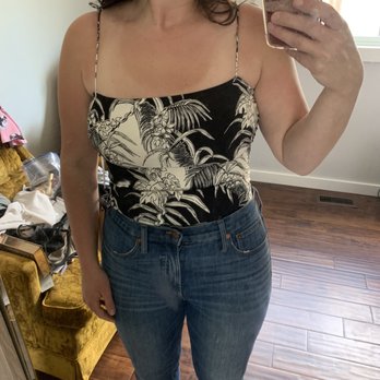 Reformation - Lupe Top (Amazon print) in size 8 - Women's Clothing Near Me - Los Angeles, California Reformation - Lupe Top (Amazon print) in size 8 - Women's Clothing Near Me - Los Angeles, California