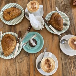 kokonati - Tres queso empanadas, latte, chocolate pistachio tart