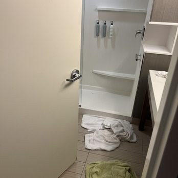 Courtyard by Marriott Atlanta NE/Duluth Sugarloaf - Put in a dirty room - Hotels Near Me - Duluth, Georgia Courtyard by Marriott Atlanta NE/Duluth Sugarloaf - Put in a dirty room - Hotels Near Me - Duluth, Georgia