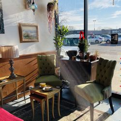 Harvest Moon Coffee & Chocolates - Seating area