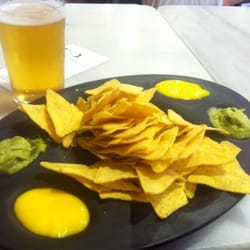 100 montaditos - En miércoles 2€ caña y nachos